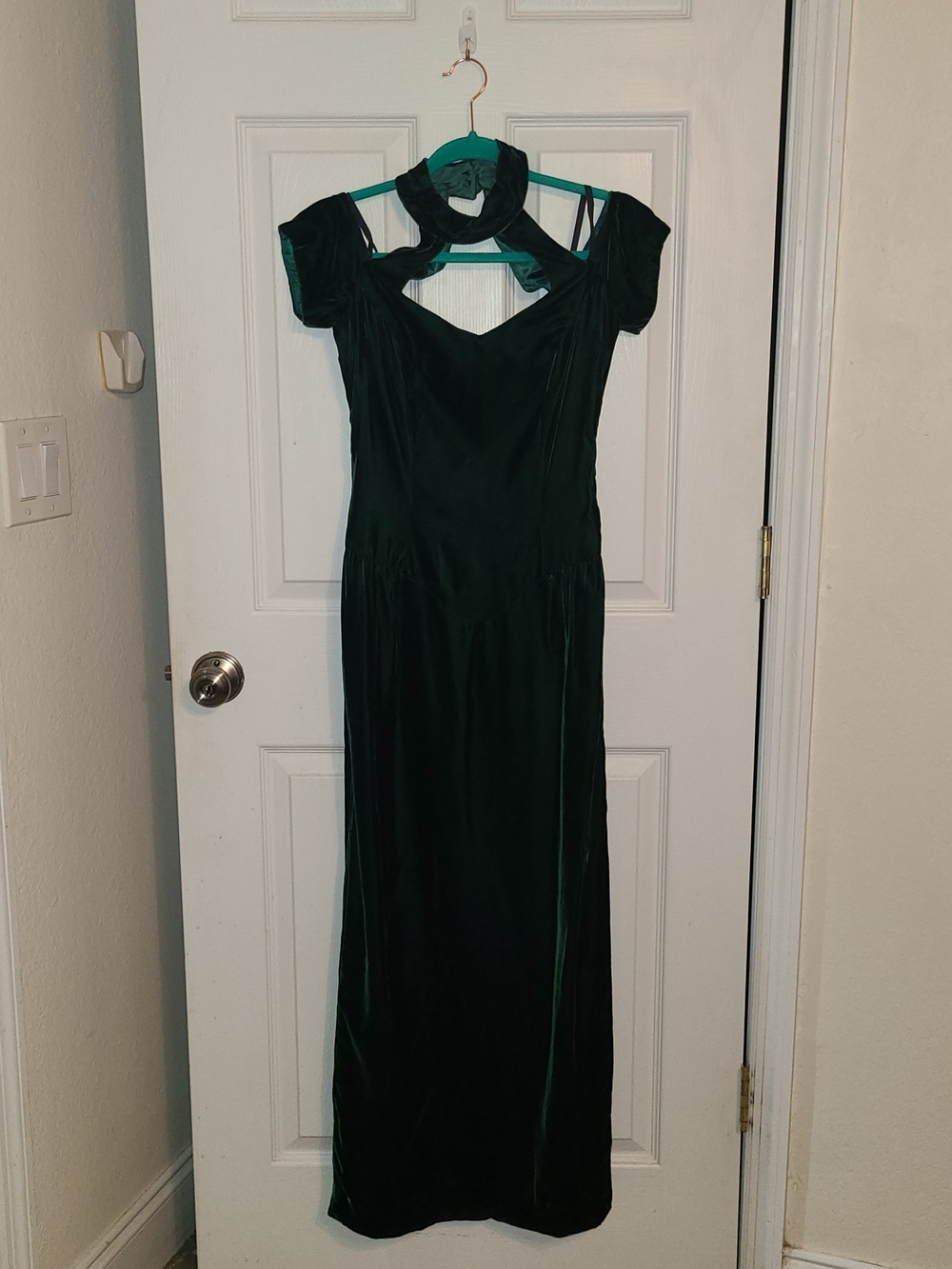 Elegant Dark Green Velvet Evening Dress with Choker